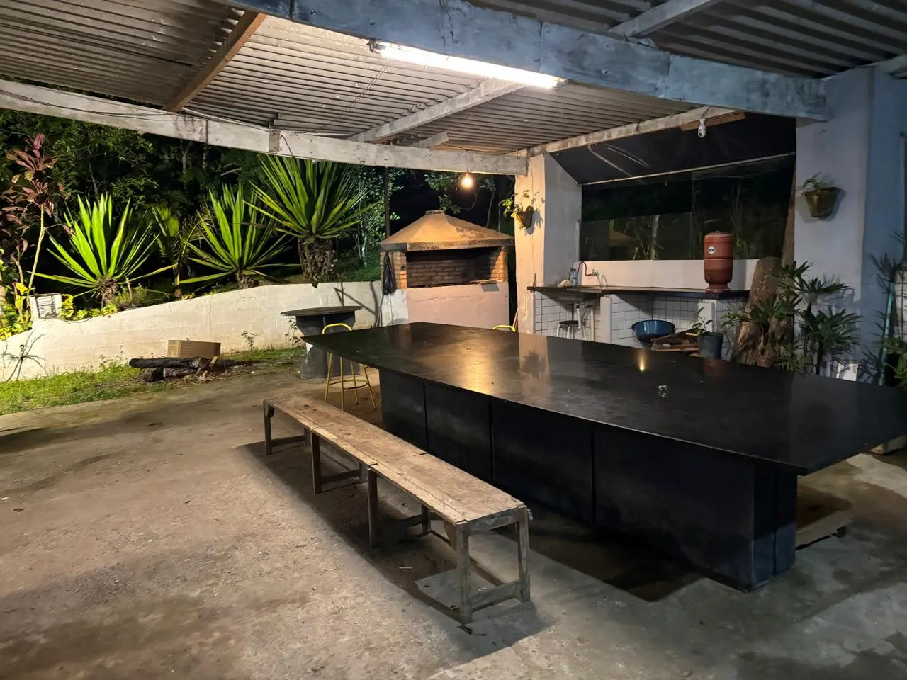 Área coberta com churrasqueira do Sítio Recanto das Hortências