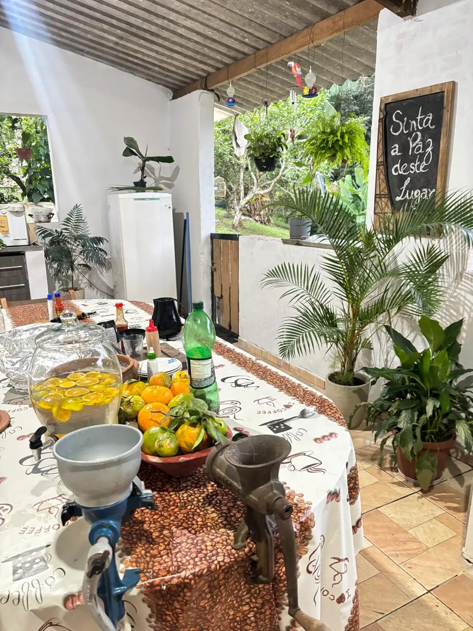 Mesa preparada na cozinha caipira do Sítio Recanto das Hortências