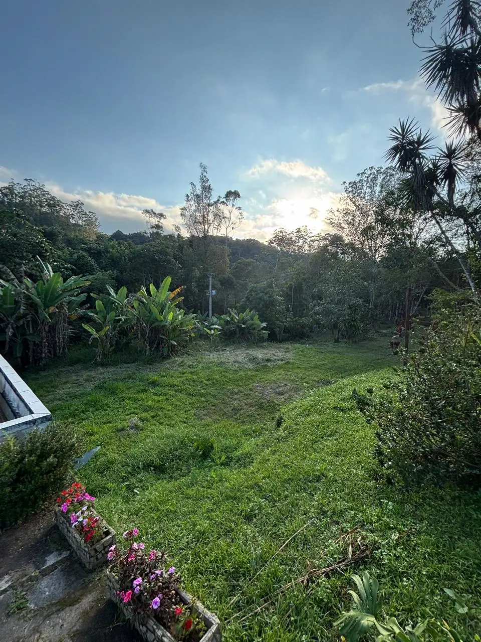 Piscina do Sítio Recanto das Hortências integrada à natureza